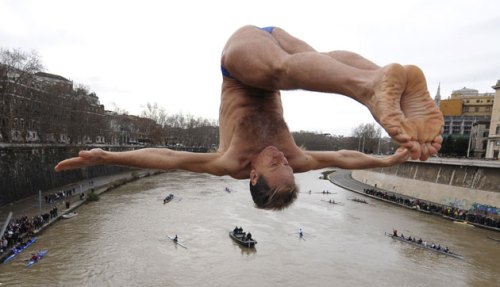 A-man-dives-into-the-Tibe-guardian_2010